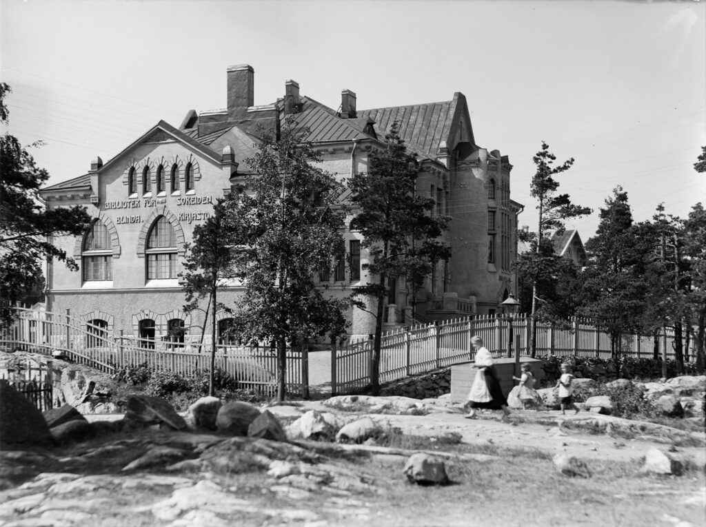 Sokeiden kirjasto Ensimmäisellä linjalla Kalliossa vuonna 1908. Kuvaaja: I.K. Inha. Suomen valokuvataiteen museo.